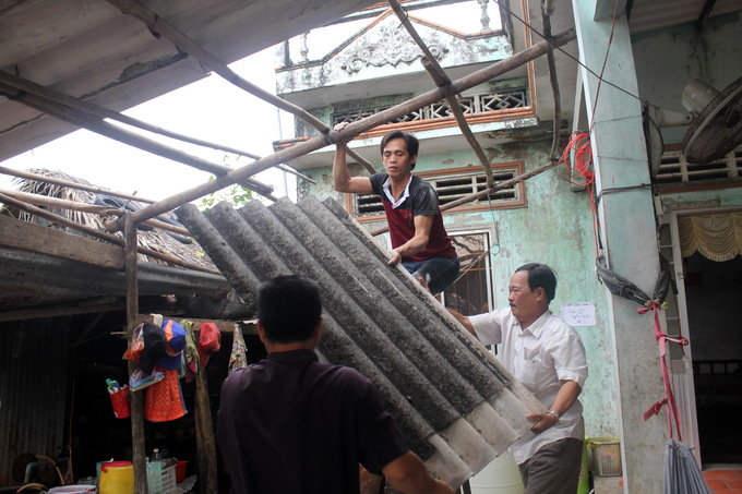 Người dân Cà Mau xuống ghe di tản trước giờ bão Tembin đổ bộ